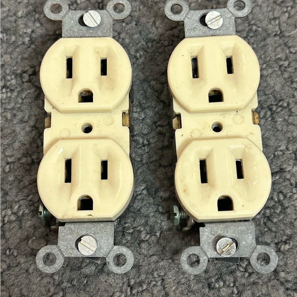 Lot of 2 Leviton 15 Amp Residential Grade Grounding Duplex Outlet #12 #14 125V